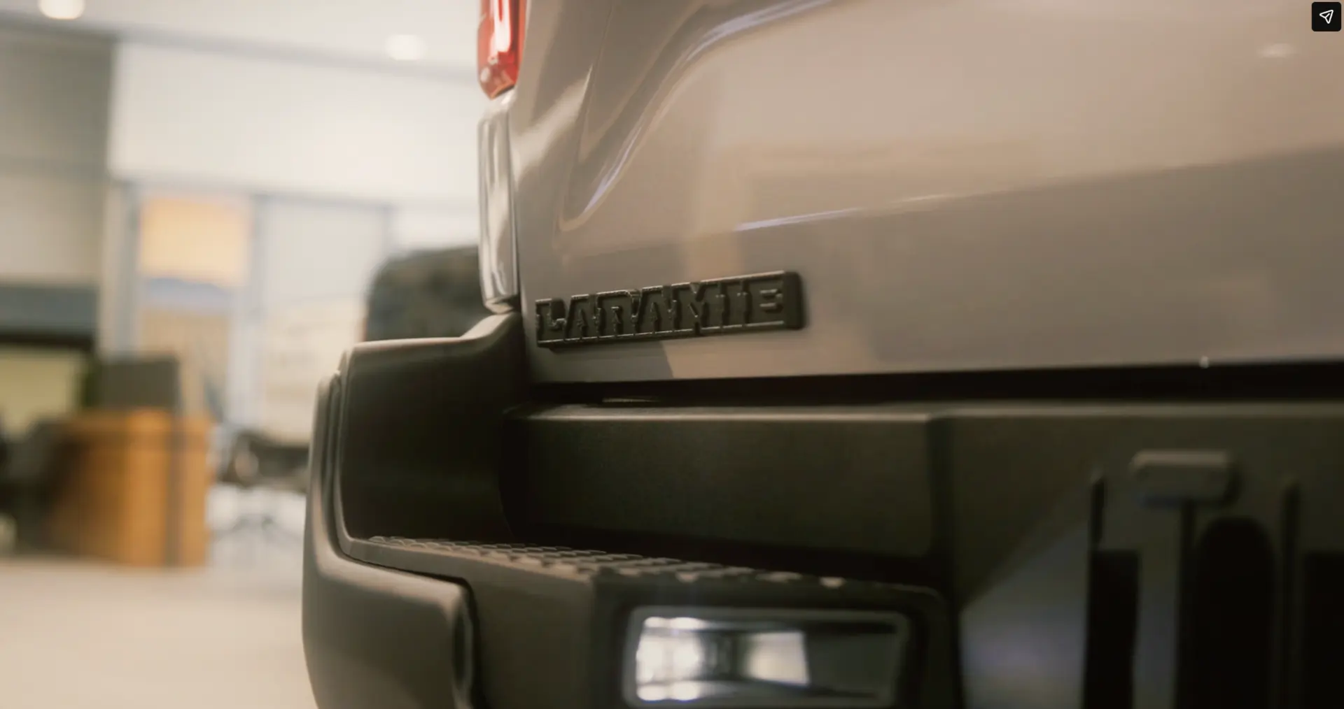 Detalhe traseiro da RAM Rampage Laramie em exposição